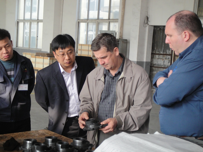 國外客戶前來公司考察洽談合作